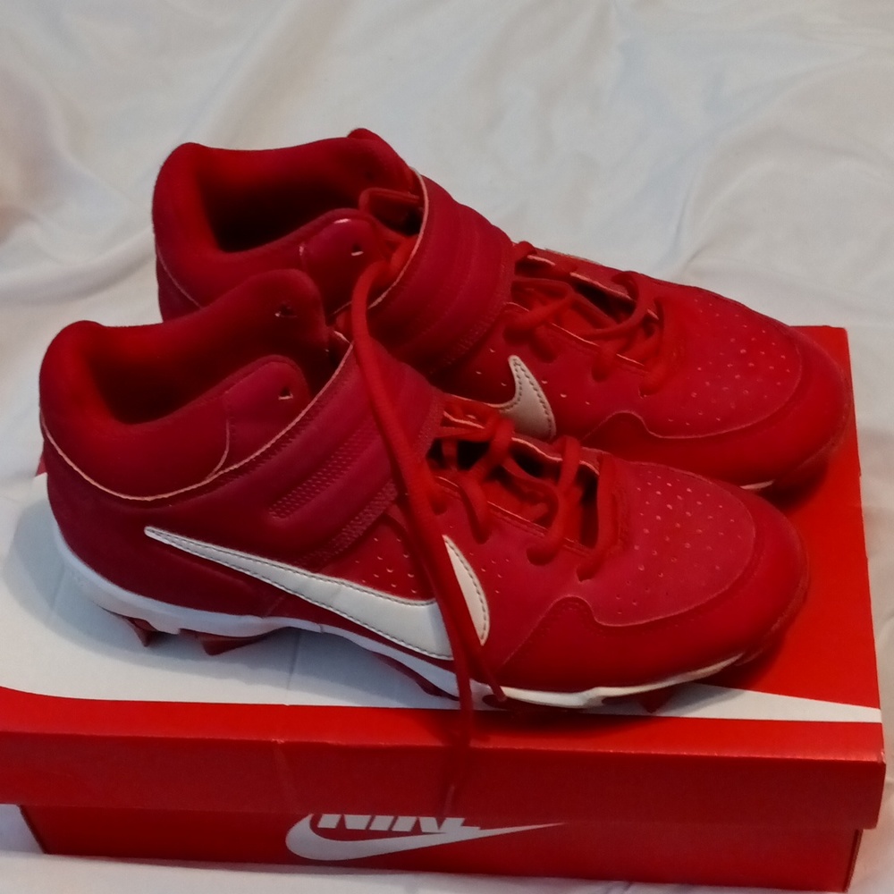Baseball cleats